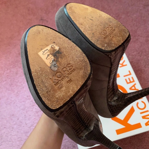 KORS Michael Kors Grey Suede Natural Snake Pumps 8 - Picture 12 of 13